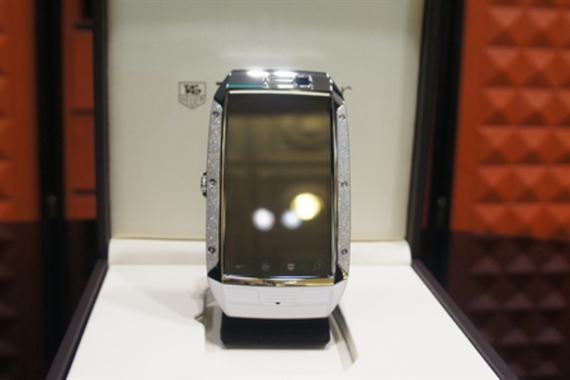Smartphone đồng hồ Thụy Sĩ đầu tiên giá gần 650 triệu
