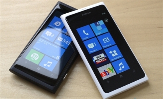Màn hình Lumia 625 khá bền và nhạy