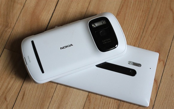Vỏ case kiêm pin ngoài Lumia EOS rò rỉ