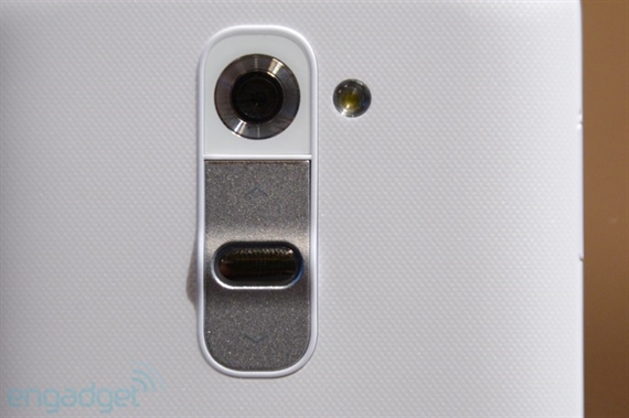 LG G2 có 3 nút vật lý nằm ở mặt sau